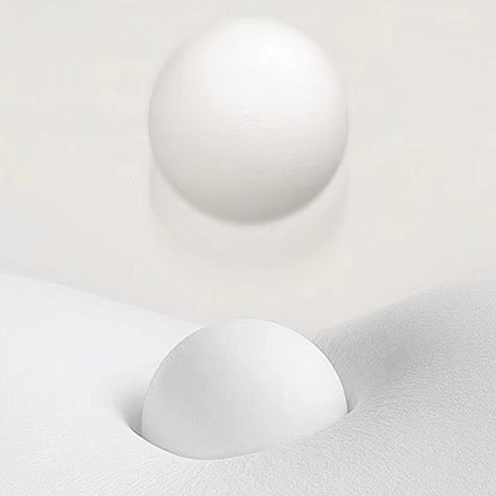 Une bille s’enfonce dans la mousse à mémoire de forme.